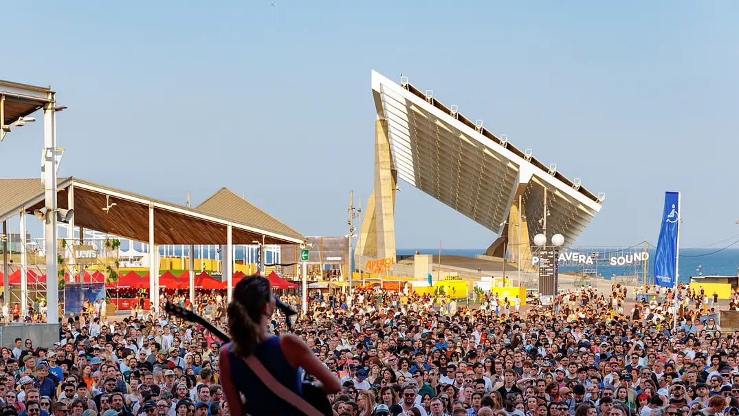 Eine Künstlerin steht auf der Mainstage des Primavera Sound. Vor ihr ist die Masse vor der Main Stage zu sehen - Foto: Christian Bertrand / Primavera Sound 2026