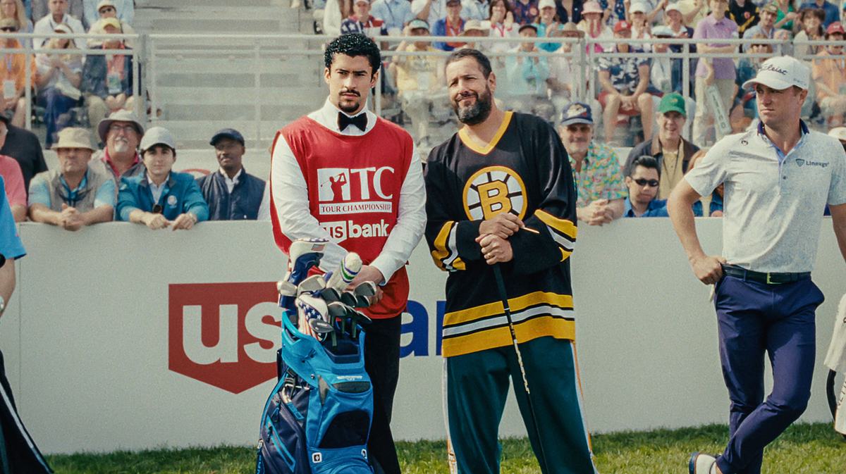 Happy Gilmore und sein Caddy Oscar besprechen sich bei einem Turnier.