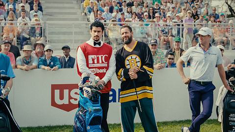 Happy Gilmore und sein Caddy Oscar besprechen sich bei einem Turnier. - Foto: Scott Yamano/Netflix