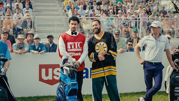 Happy Gilmore und sein Caddy Oscar besprechen sich bei einem Turnier. - Foto: Scott Yamano/Netflix