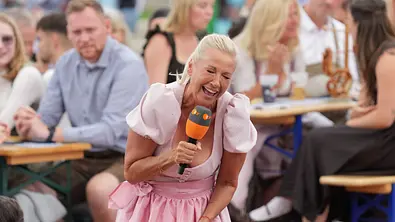 Andrea Kiewel lachend im Dirndl. - Foto: IMAGO / BOBO Andrea Kiewel lachend im Dirndl. - Foto: IMAGO / BOBO