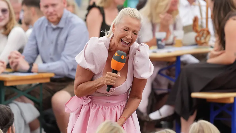 Auch am Ende der diesjährigen „ZDF-Fernsehgarten“-Staffel ist Kiwi guter Dinge. Andrea Kiewel lachend im Dirndl.