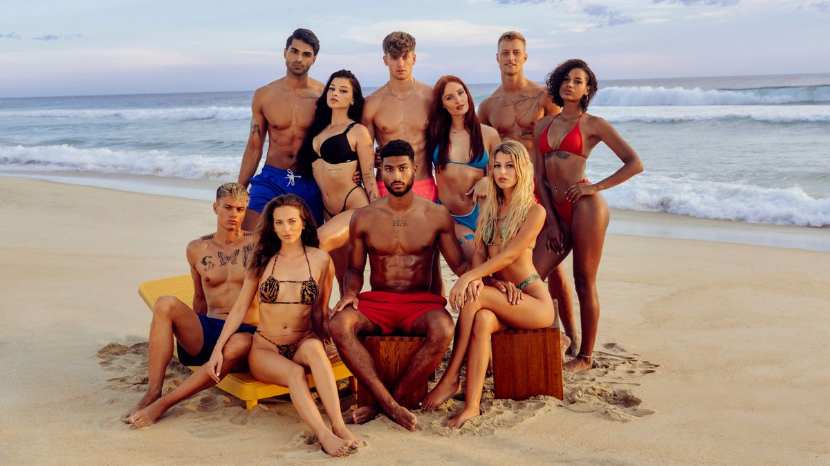 Auch die Paare dürfen sich in Staffel 3 nicht näherkommen. Die Kandidat:innen von „Too Hot To Handle: Germany“ am Strand.