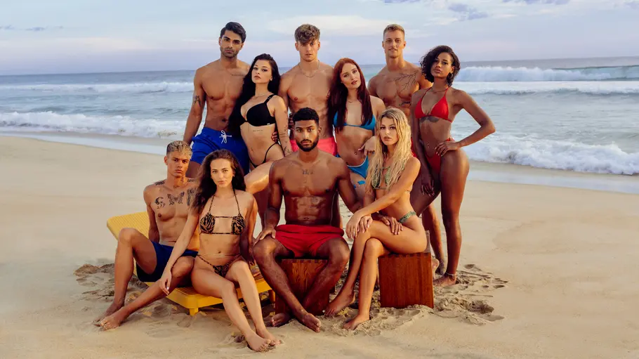Auch die Paare dürfen sich in Staffel 3 nicht näherkommen. Die Kandidat:innen von „Too Hot To Handle: Germany“ am Strand.