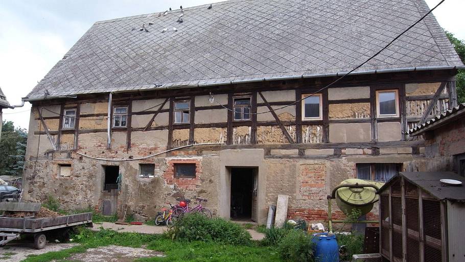 Ein heruntergekommenes Haus von außen.