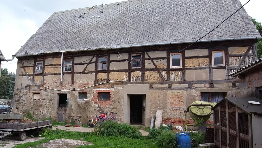 Auch ganze „Horror-Häuser“ wurden renoviert - damals ein Segen, später ein Fluch. Ein heruntergekommenes Haus von außen.