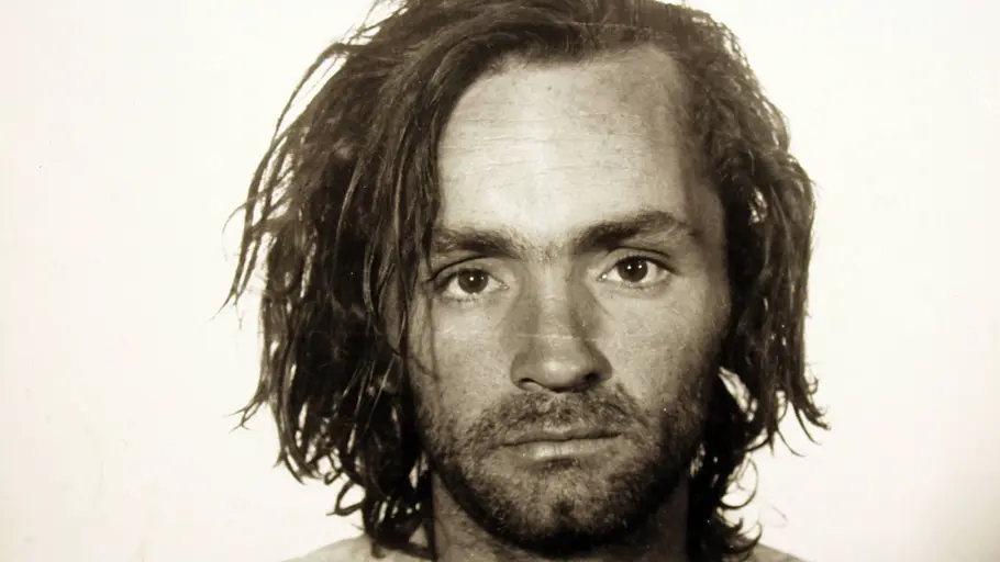 Auch heute leben noch einige Nachfahren von Charles Manson. Ein Foto von Charles Manson, im Gefängnis aufgenommen.