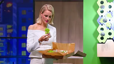 Janna Ensthaler mit einem Setzling in der Hand. - Foto: RTL Janna Ensthaler mit einem Setzling in der Hand. - Foto: RTL