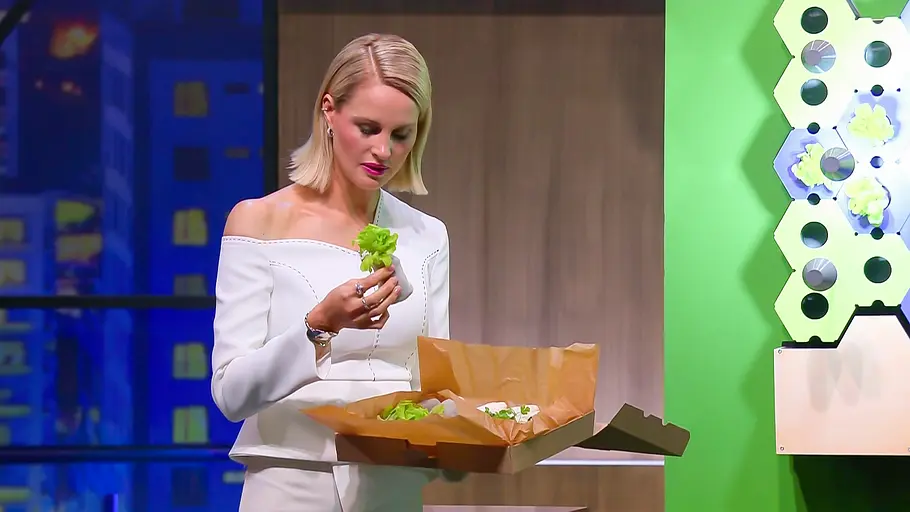 Auch Janna Ensthaler staubt über den gelungenen Pitch. Janna Ensthaler mit einem Setzling in der Hand.