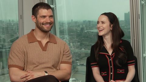 David Corenswet und Rachel Brosnahan sitzen nebeneinander, hinter ihnen ist die Skyline von London zu sehen. Beide lachen. - Foto: Warner Bros.
