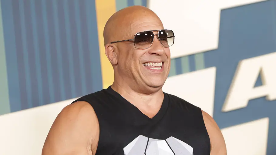 Auf roten Teppichen ist Vin Diesel ganz in seinem Element. Vin Diesel lächelt vor einem Screening von The Fast and the Furious.
