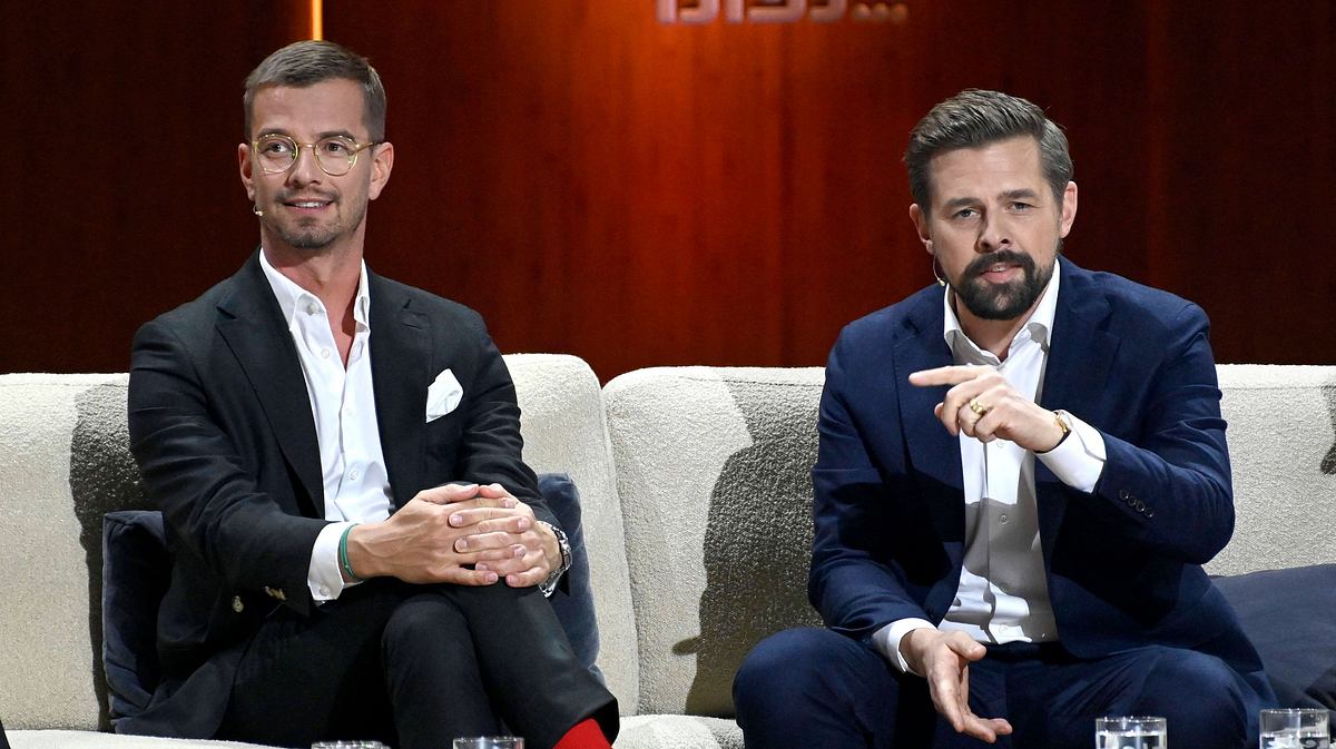 Auf zu neuen Ufern, aber weiterhin als Team: Joko und Klaas arbeiten weiter zusammen. Joko und Klaas sitzen bei „Wetten, dass..?“ auf dem Sofa.