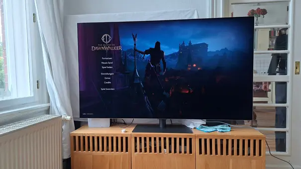 LG G6 steht auf TV-Board in einem Wohnzimmer mit Tageslicht - Foto: TV Movie / Privat LG G6 steht auf TV-Board in einem Wohnzimmer mit Tageslicht - Foto: TV Movie / Privat
