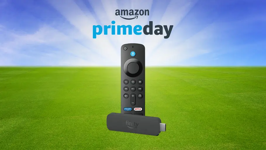 Aufmacherbild Pre Prime Day Fire TV Stick 4K Plus Amazon Fire TV Stick 4K Plus im Mittelpunkt vor einer grünen Wiese mit Himmel und Sonnenschein. Darüber das Amazon Prime Day Logo
