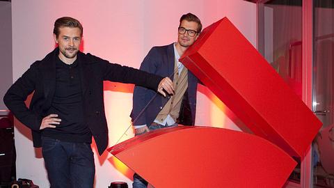 Joko und Klaas posieren mit dem ProSieben-Logo - Foto:  IMAGO / Lars Berg