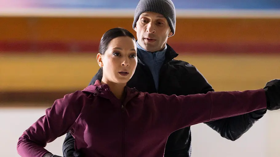 Charlie und Deniz gemeinsam auf dem Eis.