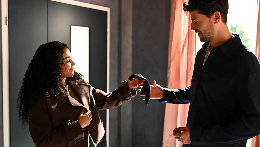 Imani und Jans Geschichte wird tragisch enden. Doch wie geht es danach weiter? Imani und Jan in einer Szene von AWZ.