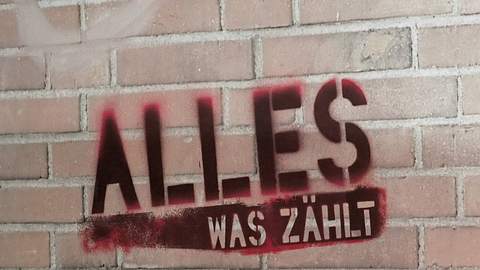 Das „Alles was zählt“-Logo auf einer Backsteinwand - Foto:  IMAGO / eventfoto54