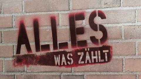 Das Alles was zählt-Logo auf einer Backsteinwand - Foto:  IMAGO / eventfoto54