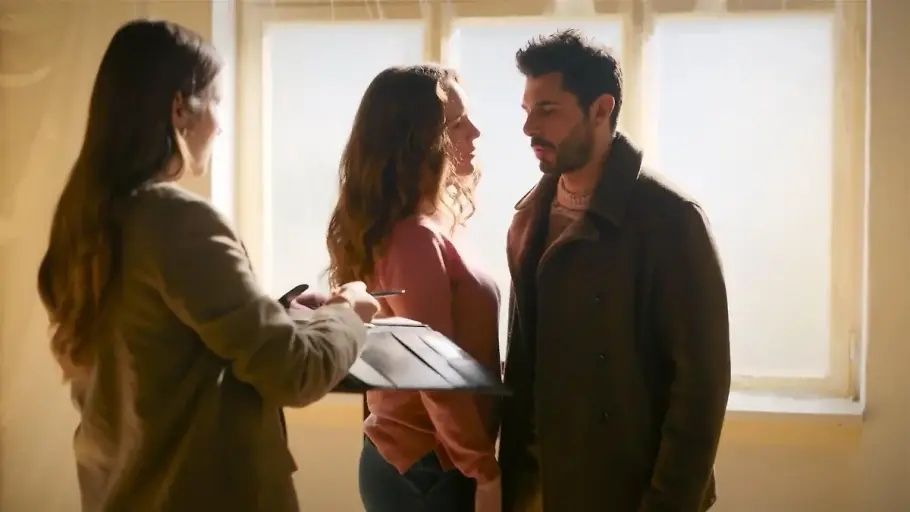 Matteo und Emma mit einer Marklerin. Während sie völlig begeistert zu sein scheint, sieht Matteo unglücklich aus.