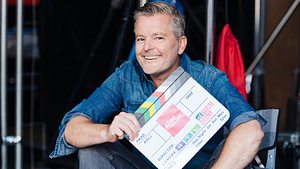 André Dietz mit Filmklappe in der Hand. - Foto: RTL
