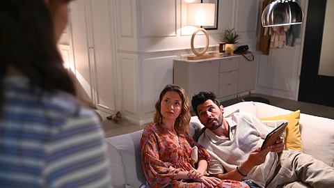 Nathalie und Matteo sitzen auf dem Sofa und schauen skeptisch nach oben. - Foto: RTL / Julia Feldhagen