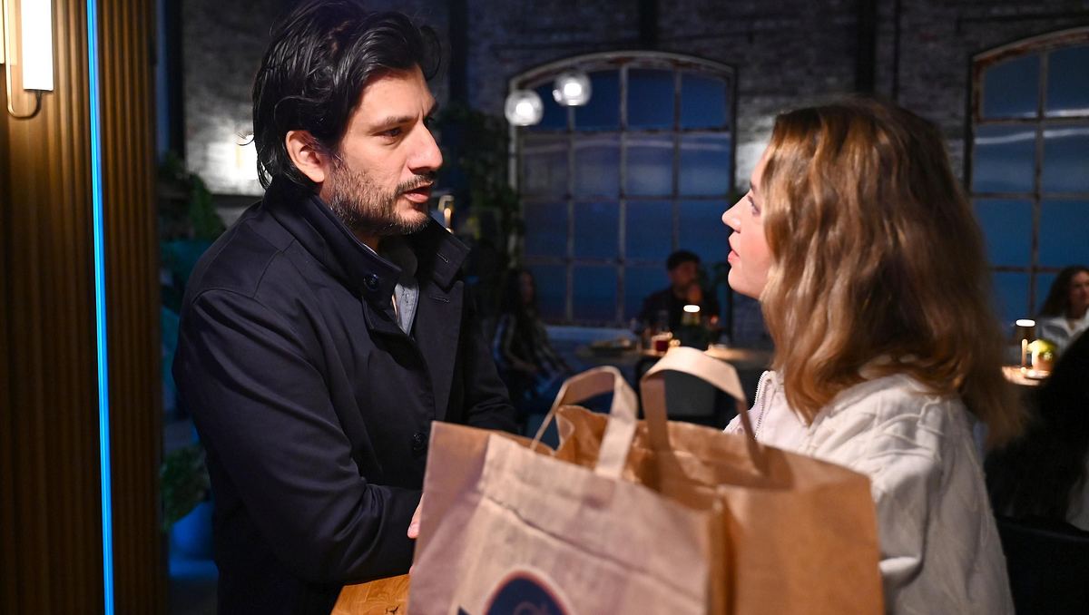 Überraschendes Wiedersehen: Nathalie und Maximilian. Nathalie und Maximilian schauen sich im Puncto ernst an.