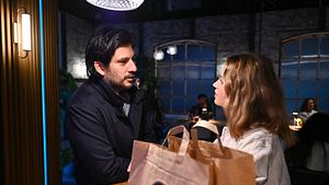 Nathalie und Maximilian schauen sich im Puncto ernst an. - Foto: RTL / Julia Feldhagen