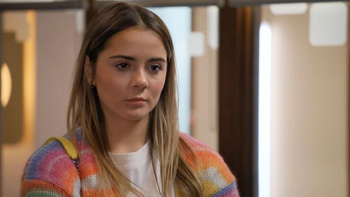 Valea mit ernster Miene, sie trägt ein buntes Oberteil. - Foto: RTL