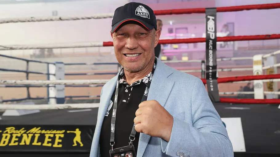 Axel Schulz bei einer Boxing KUC Box Promotion in Siegespose mit erhobener Faust. 