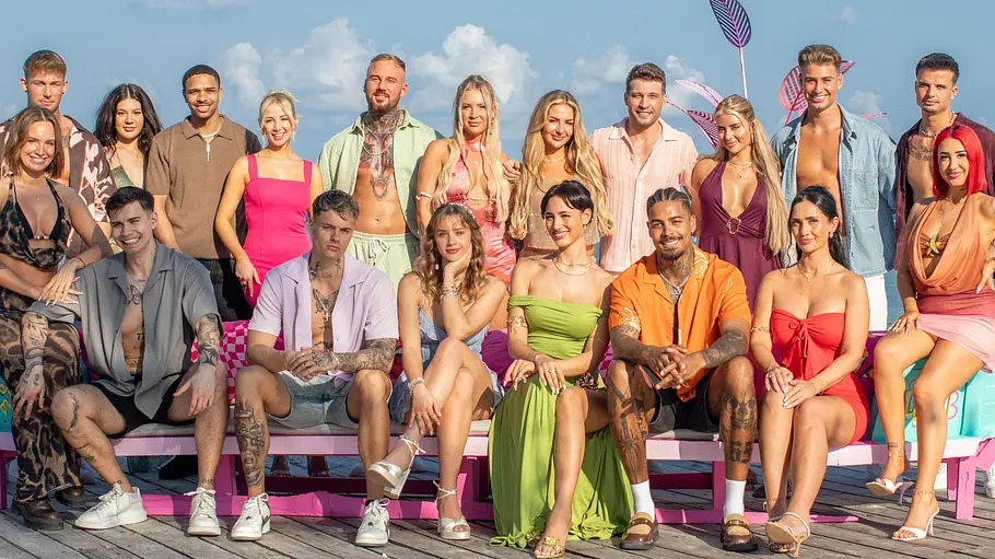 AYTO-Klage – RTL reagiert Der Cast von Are You The One? Reality Stars in Love 2026 posiert vor Meeres-Kulisse.