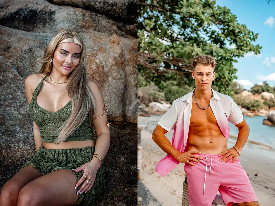 Daymian und Jenny Jenny sitzt links in einem grünen Zweiteiler vor Felsen. Daymian steht rechts in offenem Hemd und rosa Shorts am Strand.
