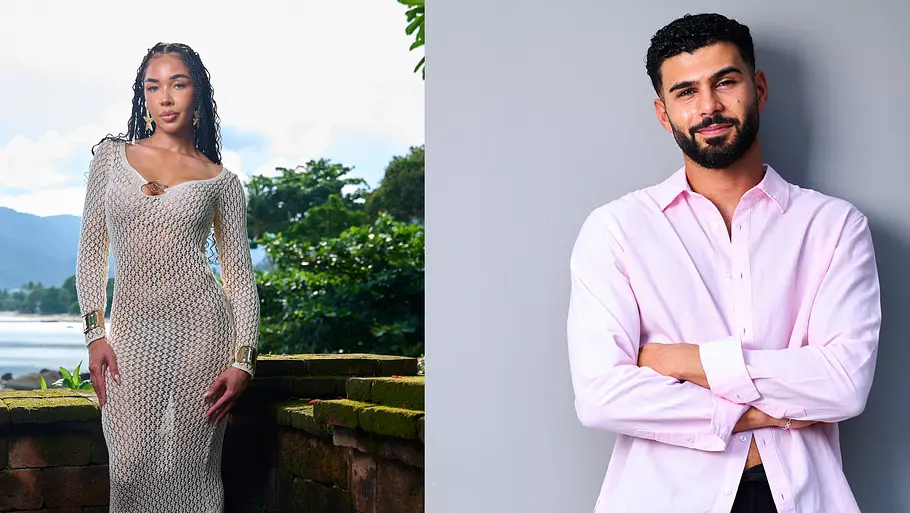 Zwei Kandidaten von „Are You The One?“ Staffel 7 im Porträt: eine Frau im beigen, figurbetonten Kleid mit Meerblick im Hintergrund und ein Mann im rosa Hemd und schwarzer Shorts vor grauer Wand.