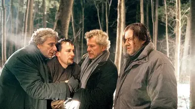 Miroslav Nemec und Udo Wachtveitl stehen mit zwei weiteren Männern in einem verschneiten Wald. - Foto: Media Press / Bayern Alpha