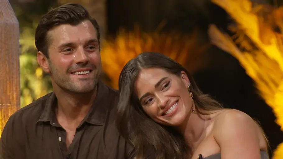 Bachelor Tim und Vivi ziehen zusammen Bachelor Tim und seine Vivi strahlen beim Wiedersehen, als sie große News verkünden.