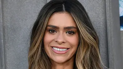Taylor Frankie Paul in einem blauen Kleid, lächelt in die Kamera. - Foto: IMAGO / ZUMA Press Wire