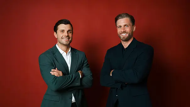 Die „Bachelors“ 2026: Tim Reitz und Sebastian Paul. - Foto: RTL / Lena-Luise Grellert