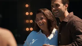 Ein Mann und eine Frau stehen eng beieinander, lächeln in die Kamera und posieren für ein gemeinsames Foto. Der Mann hält ein Glas in der Hand, im Hintergrund sind unscharfe Lichter zu sehen. - Foto: RTL Ein Mann und eine Frau stehen eng beieinander, lächeln in die Kamera und posieren für ein gemeinsames Foto. Der Mann hält ein Glas in der Hand, im Hintergrund sind unscharfe Lichter zu sehen. - Foto: RTL