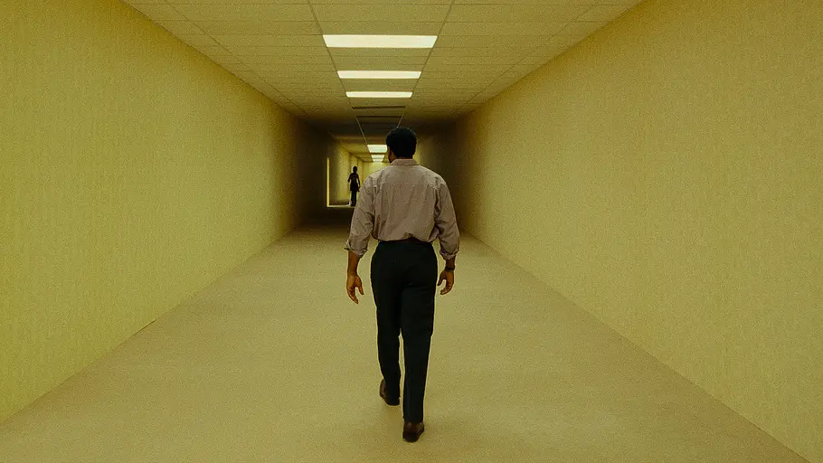 Backrooms Clark (Chiwetel Ejiofor) geht in den Backrooms auf einen Pappaufsteller zu.