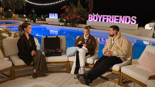 Josh und Nasrin sitzen beim Entscheidungsabend von „Bad Boyfriends“ gemeinsam mit Moderatorin Charlotte Engelhardt am Pool, während vor ihnen ein geöffneter Koffer mit Beweismaterial steht. - Foto: RTL Josh und Nasrin sitzen beim Entscheidungsabend von „Bad Boyfriends“ gemeinsam mit Moderatorin Charlotte Engelhardt am Pool, während vor ihnen ein geöffneter Koffer mit Beweismaterial steht. - Foto: RTL