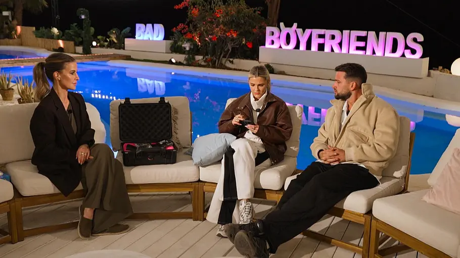 Josh und Nasrin Josh und Nasrin sitzen beim Entscheidungsabend von „Bad Boyfriends“ gemeinsam mit Moderatorin Charlotte Engelhardt am Pool, während vor ihnen ein geöffneter Koffer mit Beweismaterial steht.