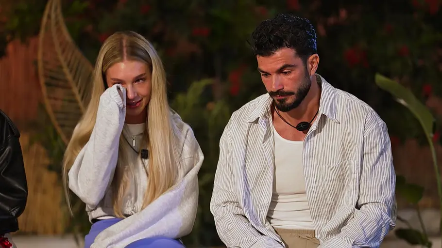 Michelle und Maki Michelle und Maki aus „Bad Boyfriends“ sitzen während einer emotionalen Gesprächsrunde nebeneinander. Michelle wischt sich eine Träne aus dem Gesicht, während Maki mit ernstem Blick nach unten schaut.