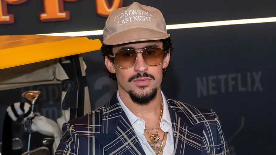 Bad Bunny am Red Carpet mit Sonnenbrille und Mütze auf der steht I was on stage last night