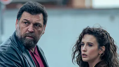 Hovik Keuchkerian und María Pedraza in Bank unter Belagerung - Foto: Netflix