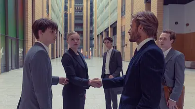Merlin von Garnier (Malte Kaiser); Maria Dragus (Melanie Hübner); Eren M. Güvercin (Yusuf Arslan); Andreas Pietschmann (Dr. Jakob Kaiser); Michelangelo Fortuzzi (Steven Wedemeyer) - Foto: Discovery Communications Benelux B.V. HBO Max ist Eigentum von Home Box Office, Inc. Alle Rechte vorbehalten. | Anne Wilk