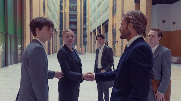 Merlin von Garnier (Malte Kaiser); Maria Dragus (Melanie Hübner); Eren M. Güvercin (Yusuf Arslan); Andreas Pietschmann (Dr. Jakob Kaiser); Michelangelo Fortuzzi (Steven Wedemeyer) - Foto: Discovery Communications Benelux B.V. HBO Max ist Eigentum von Home Box Office, Inc. Alle Rechte vorbehalten. | Anne Wilk