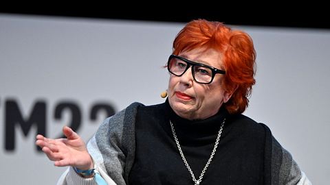 Richterin Barbara Salesch bei einer Veranstaltung mit schwarzem Pulli und schwarzer Brille. - Foto: IMAGO / Panama Pictures
