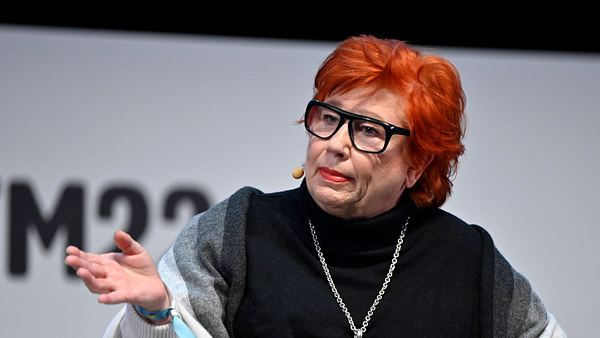Richterin Barbara Salesch bei einer Veranstaltung mit schwarzem Pulli und schwarzer Brille. - Foto: IMAGO / Panama Pictures