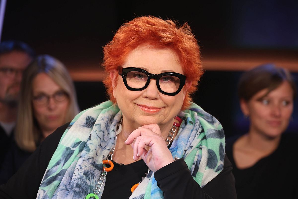 Barbara Salesch im NDR-Talk Richterin Barbara Salesch schaut in die Kamera beim NDR-Talk und trägt eine schwarze Hornbrille