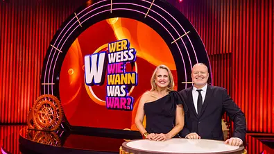Barbara Schöneberger und Stefan Raab im Studio der neuen Quizshow „Wer weiß wie wann was war?“ vor dem Show-Logo - Foto: RTL / Raab Entertainment / Willi Weber